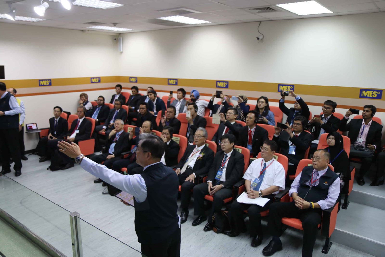 Dr. Santhi Kanoktanaporn, APO Secretary-General, CPC Chairperson Sheng-Hsiung Hsu, and delegates of member economies visiting the Center of Excellence on Smart Manufacturing.